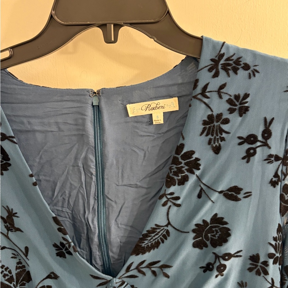 Elegant Long Sleeve Floral Dress in Blue and Black - Picture 3 of 3